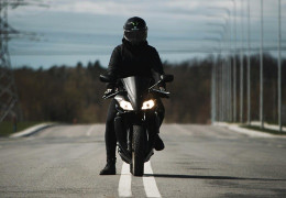 Jakie bluzy motocyklowe z protektorami wybrać do jazdy po mieście?
