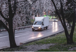 Wynajem długoterminowy ciężarówki - na co zwrócić uwagę? Kompleksowy poradnik dla firm